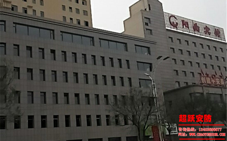 2017年11月9日陽(yáng)曲縣萬(wàn)辰小區(qū)安裝防火門施工作業(yè)圖片