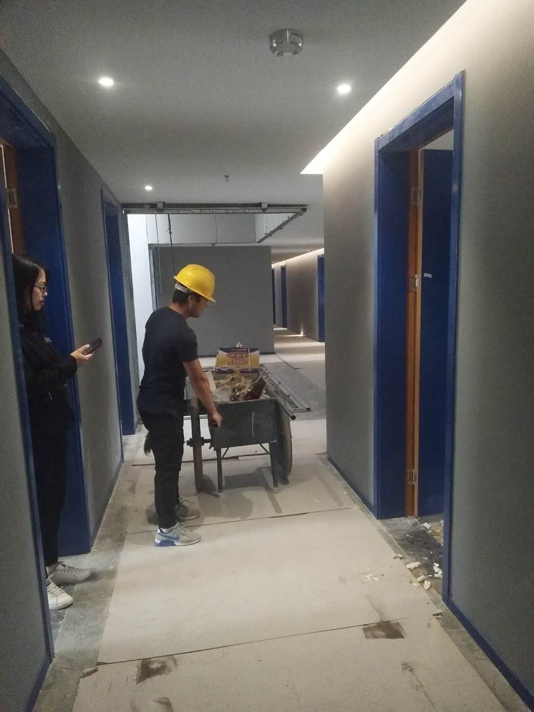 2018年5月6日工師傅們在實(shí)施***后一道工序打膠并打掃衛(wèi)生。