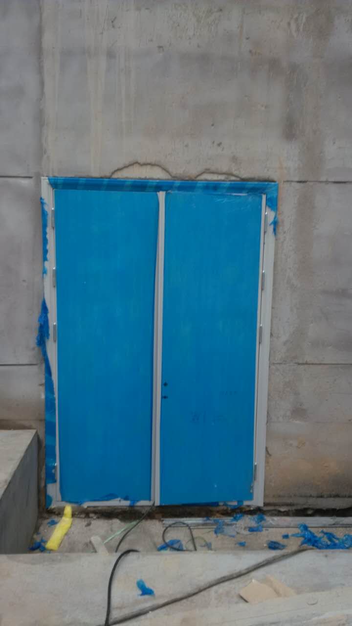 2018年8月11日呂梁工地晚上加班安裝配電室的防火門(mén)