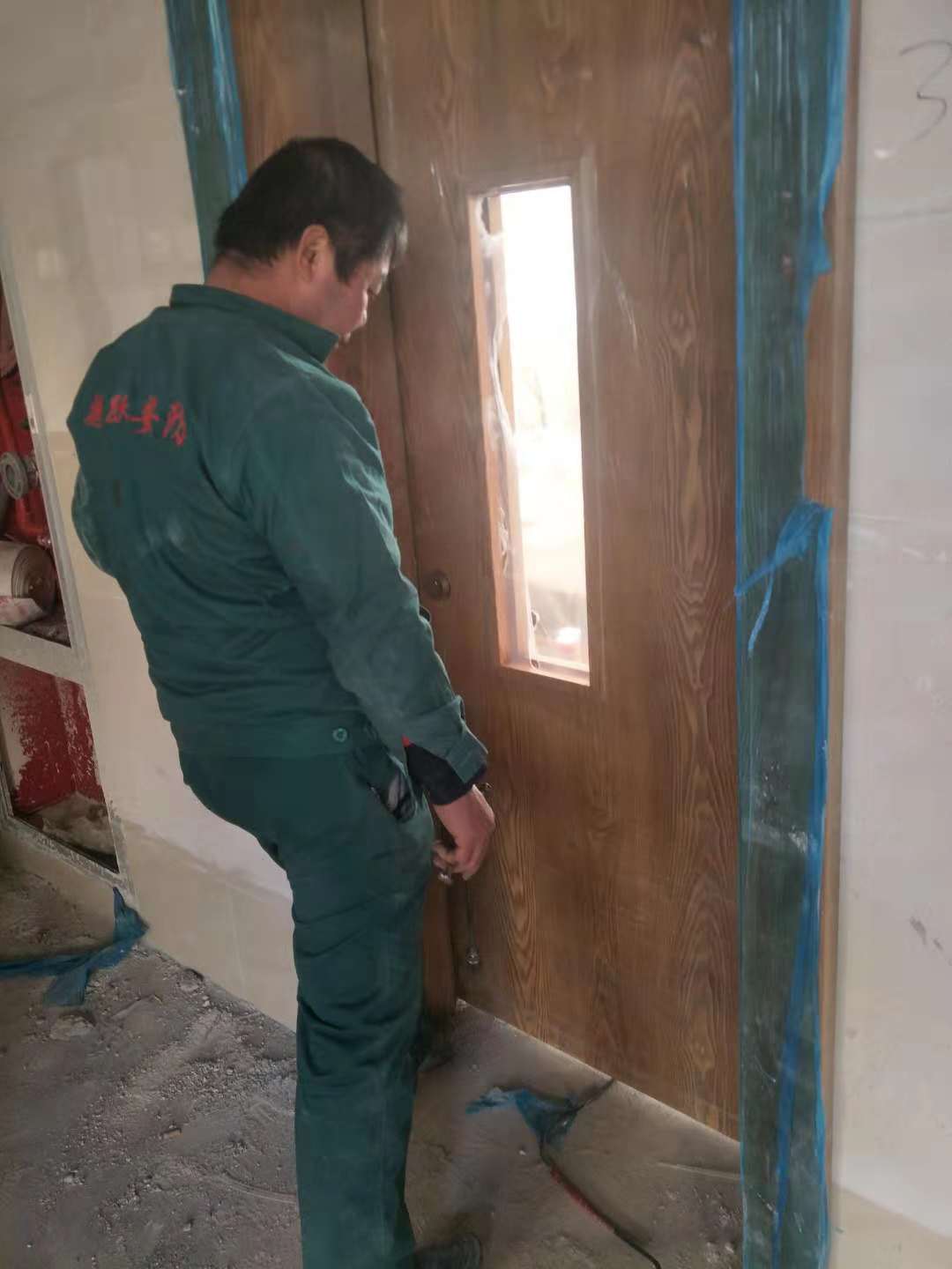 2018年11月19日39中進(jìn)戶門安裝現(xiàn)場