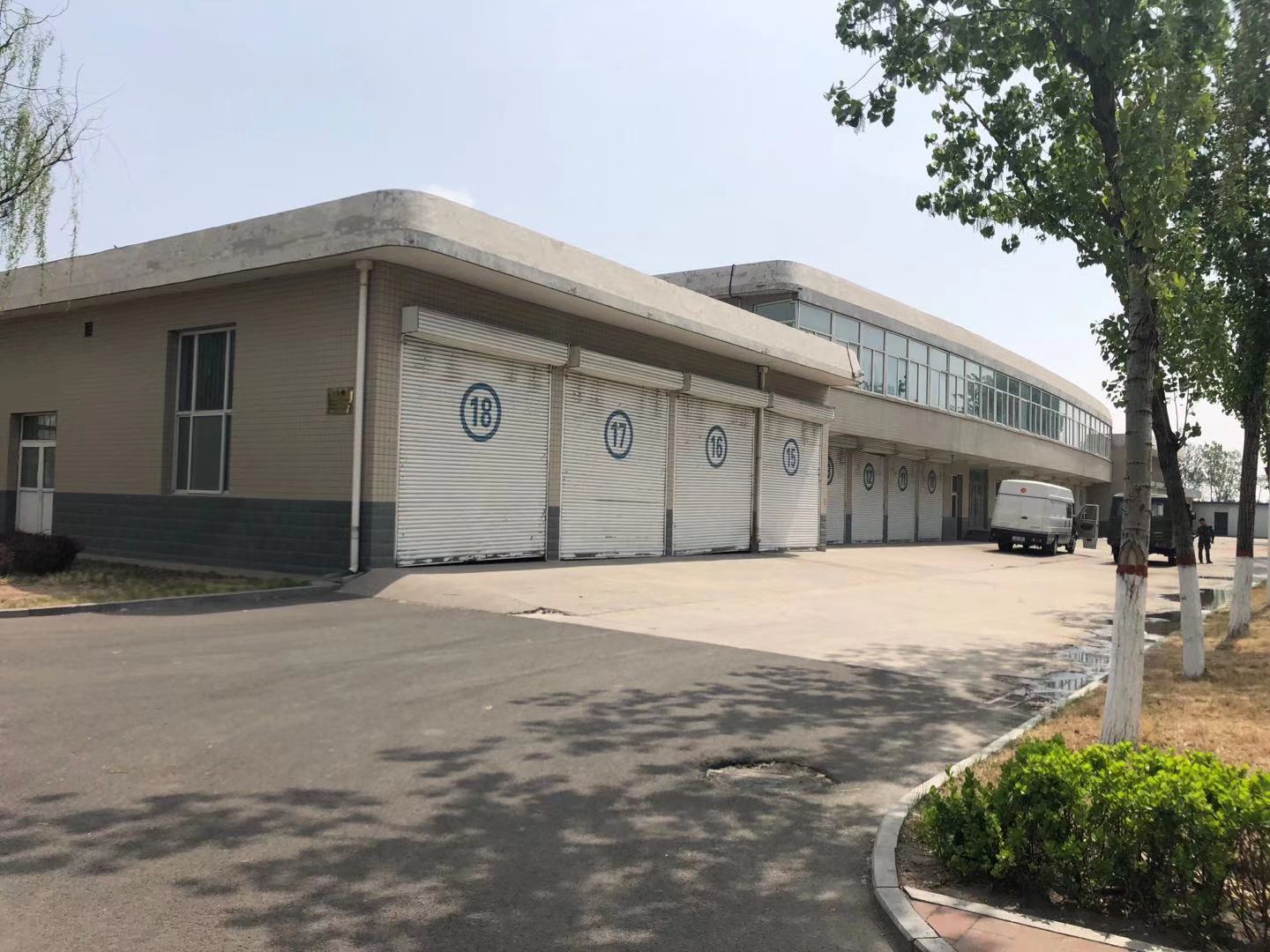 2020省武警基地車隊提升門及卷閘門安裝現(xiàn)場